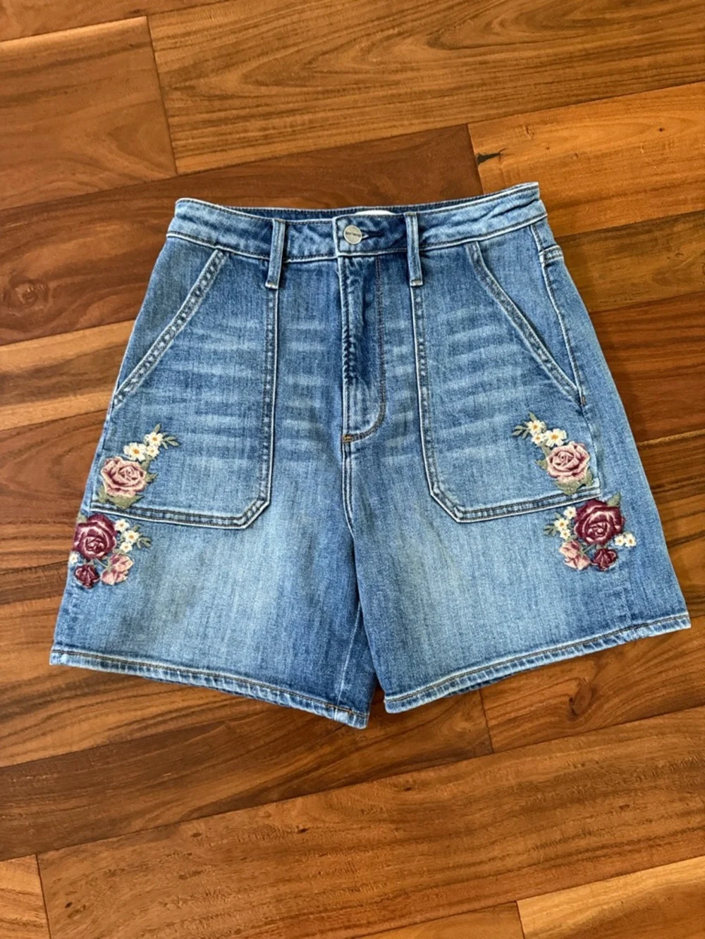 DRIFTWOOD High Waist Floral Embroidered Utility Shorts 26 - Picture 3 of 6